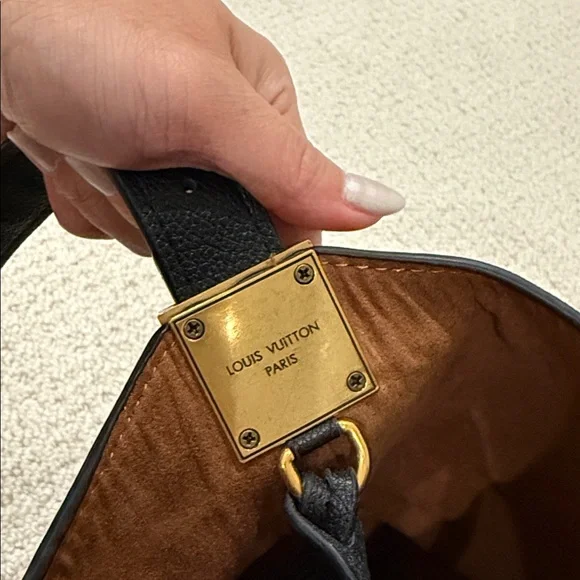 Black low key hobo LV - Picture 8 of 16